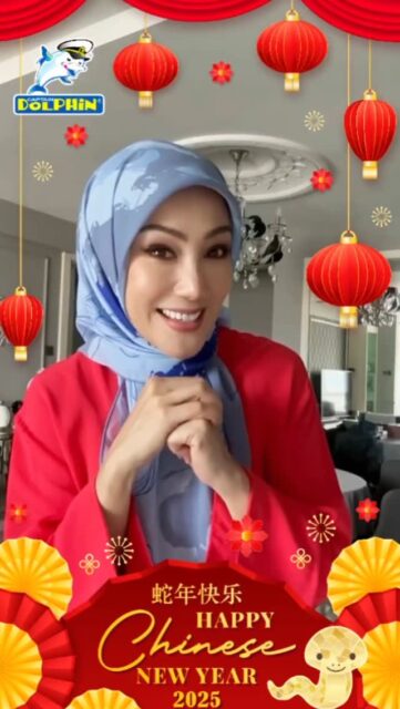 Hi everyone! 👋🏻🍊
I’m Erra Fazira, together with Captain Dolphin, wishing you a prosperous and joyful Chinese New Year! 🏮🎋 May 2025 bring you happiness, good health, and endless blessings. Gong Xi Fa Cai!🤝🏻🧧
大家好!👋🏻🍊
我是 Erra Fazira,与 Captain Dolphin 一起祝大家新春快乐,事业兴旺!🏮🎋 愿2025年带给你们幸福、健康和无尽的祝福。恭喜发财!🤝🏻🧧