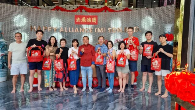 Happy Alliance had the honor of hosting a visit from Mr. Johnny Tan’s friends, overseas students, and international guest! 🌍 It was a wonderful gathering filled with story sharing and exchanging of ideas. We were delighted to treat them to a delicious lunch and present them with a thoughtful goodies bag. 🤝
Happy Alliance 很荣幸迎接了 Mr. Johnny Tan 的朋友们、海外学生以及国际宾客的到访!🌍 这次交流充满了分享故事和交换观点的精彩时刻。我们很高兴为他们提供美味的午餐,并赠送了一份心意满满的礼品包。🤝