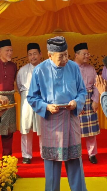 Majlis Berbuka Puasa DYMM Sultan Selangor Bersama Rakyat
Pada Jumaat lepas, DYMM Sultan Selangor Sultan Sharafuddin Idris Shah Alhaj diiringi oleh DYMM Tengku Permaisuri Selangor Tengku Permaisuri Hajah Norashikin berkenan berangkat ke Majlis Berbuka Puasa bersama Rakyat di Masjid Al-Ehsan Kampung Tumbuk Darat, Tanjong Sepat.
Happy Alliance amat berbesar hati berpeluang terlibat di dalam majlis yang dianjurkan.
Antara program yang dijalankan ialah majlis berbuka puasa bersama DYMM Sultan Selangor, pemberian sumbangan dan juga solat tarawih.
Pemberian sumbangan telah diagihkan kepada sekitar 500 penerima yang terdiri daripada kalangan anak yatim, asnaf, fakir miskin dan mualaf.