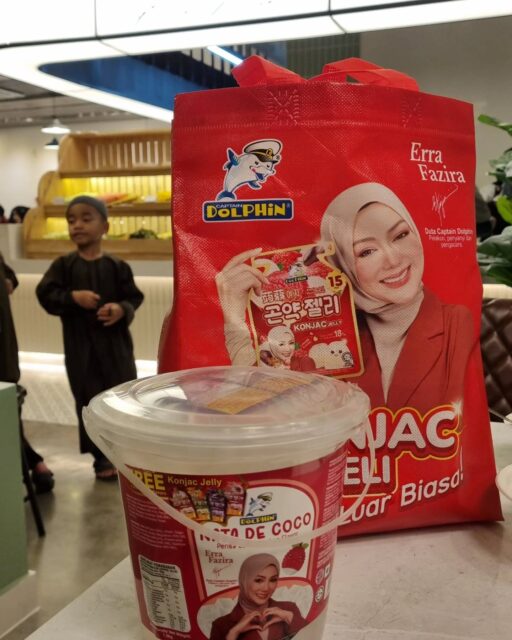 Majlis Berbuka Puasa Bersama Erra Fans Club 
Pada Sabtu lepas, Erra Fazira dan kelab peminatnya telah mengadakan majlis berbuka puasa bertempat di KUEH, Setia Alam. 
Captain Dolphin turut sama memeriahkan majlis yang dianjurkan dengan menyediakan 'goodies bag' kepada tetamu yang hadir. 
Antara acara yang dijalankan ialah cabutan bertuah, pertukaran hadiah, sambutan hari lahir dan semestinya sesi bergambar. Majlis telah berlangsung dengan meriah sekali atas kerjasama semua pihak yang menjayakan!