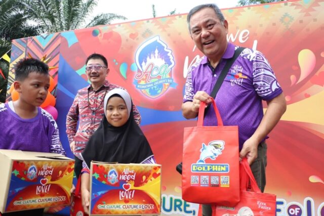 Captain Dolphin berpeluang terlibat dalam program Sambutan Hari Kanak-Kanak Antarabangsa 2025 yang diadakan di SK Bukit Cheeding, Banting.
Y.B. Tuan Papparaidu A/L Veraman selaku EXCO Hal Ehwal Orang Asli & Minoriti bersama-sama Mr. Johnny Tan selaku Pengarah Urusan Happy Alliance berkesempatan menghadiri program tersebut. Program yang dilaksanakan dengan penuh meriah itu telah dihadiri lebih 200 orang kanak-kanak orang asli.
Terima kasih kepada kepada Jawatankuasa Kelab Belia Setiakawan Jalan Sultan (KBSJS) atas jemputan serta semua pihak yang terlibat dalam menjayakan program ini.