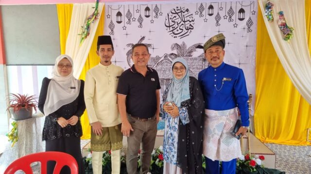 PROGRAM RAYA SILANG BUDAYA
'Raya Dirai Budaya Dikongsi'
SK Tanjung Sepat telah menganjurkan  Program Raya Silang Budaya yang melibatkan penyertaan daripada Sekolah-Sekolah Gemilang 7 serta Sekolah Jenis Kebangsaan Cina dan Tamil di sekitar daerah ini.
Sambutan Hari Raya Aidilfitri yang berlangsung dengan penuh warna-warni ini diadakan sebagai usaha memperkukuhkan perpaduan dan kefahaman antara murid yang berbilang bangsa.
Acara ini diserikan dengan pelbagai persembahan kebudayaan daripada murid-murid yang terlibat dengan mempamerkan keunikan warisan budaya masing-masing yang mencerminkan keharmonian masyarakat majmuk di Malaysia.
Kesemua sekolah yang terlibat telah menerima cenderamata tajaan Captain Dolphin yang disampaikan oleh Mr. Johnny Tan selaku pengarah urusan dan sijil penghargaan yang disampaikan oleh Guru Besar SK Tanjung Sepat iaitu Pn. Maznah Zaini.
Juadah hari raya dengan pelbagai makanan tradisi raya turut disediakan sebagai pelengkap majlis.
Tahniah dan terima kasih diucapkan kepada semua pihak yang telah menjayakan program ini. Semoga ukhuwah dan keharmonian ini terus mekar dalam kalangan murid-murid sekolah.